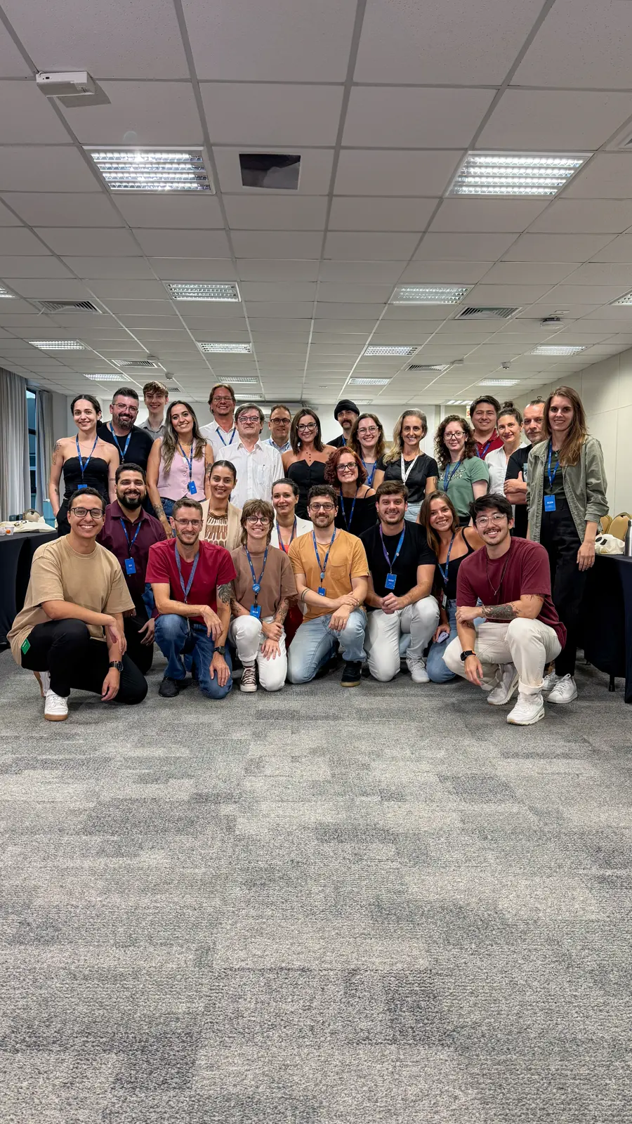 Foto de grupo com cerca de trinta participantes de um treinamento presencial, com Thiago Kai agachado à frente.